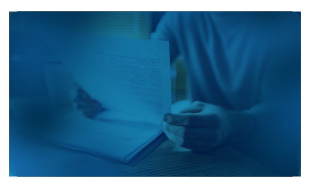 Pessoa trabalhando em notebook em ambiente de escritório